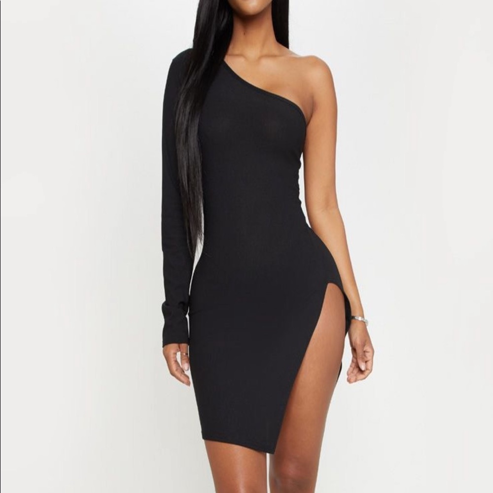 PrettyLittleThing Black One Shoulder Spilt Dress